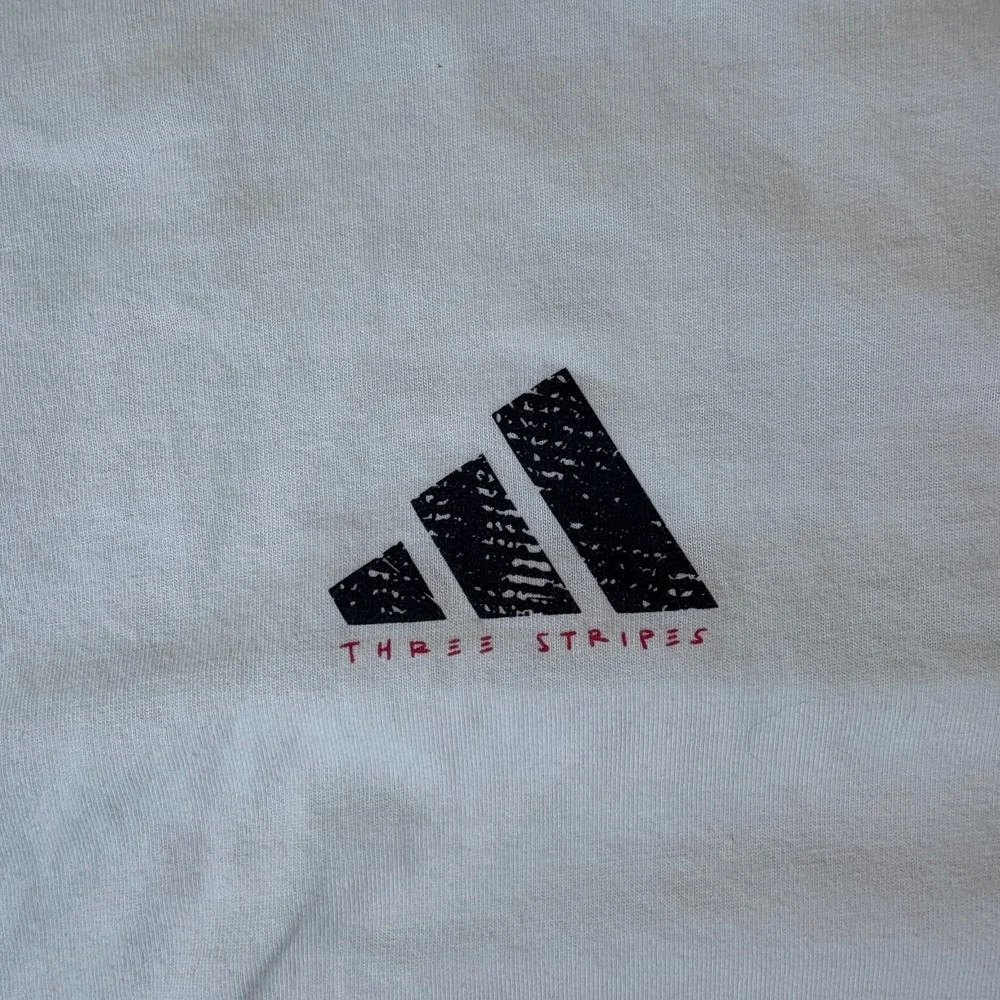 Adidas Three Stripes T-Shirt Mens Medium White Black Basketball Court Graphic